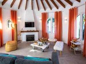 un salon avec un canapé et une cheminée dans l'établissement Villa Villa Scott by Interhome, à Jávea