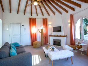 un salon avec un canapé et une cheminée dans l'établissement Villa Villa Scott by Interhome, à Jávea