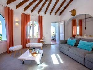 un salon avec un canapé et une table dans l'établissement Villa Villa Scott by Interhome, à Jávea