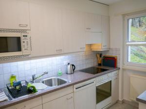 Kuchyň nebo kuchyňský kout v ubytování Apartment Chalet zur Höhe by Interhome