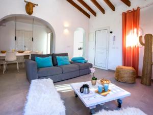 un salon avec un canapé et une table dans l'établissement Villa Villa Scott by Interhome, à Jávea 43 autres photos