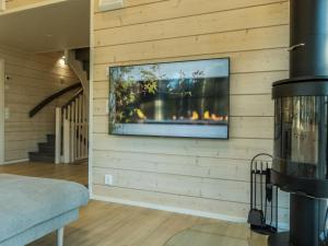 ein Wohnzimmer mit einem Flachbild-TV an der Wand in der Unterkunft Holiday Home Herrasmäki by Interhome in Sirkka