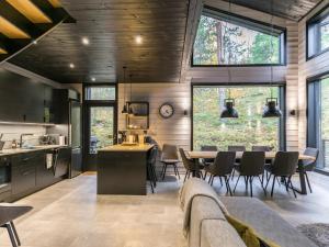 eine Küche und ein Esszimmer mit einem Tisch und Stühlen in der Unterkunft Holiday Home Villa arcus a by Interhome in Pelkosenniemi