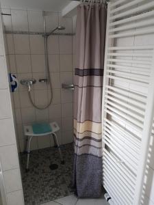 ボルクムにあるHaus-Marrakeschのバスルーム(シャワー、シャワーカーテン付)