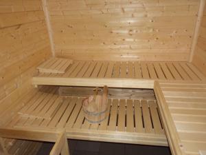 uma sauna com duas camas e um balde em Holiday Home Desná 479 by Interhome em Dolní Polubný