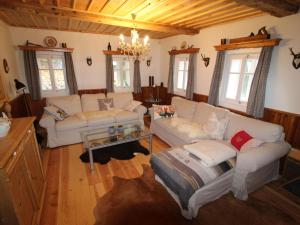 uma sala de estar com dois sofás e uma mesa em Holiday Home Desná 479 by Interhome em Dolní Polubný