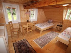 een kamer met een tafel en een bed in een hut bij Holiday Home Desná 479 by Interhome in Dolní Polubný