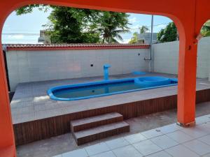d'un bain à remous sur le côté d'une maison. dans l'établissement Casa em Itamaracá no Pilar, próximo da praia, à Itamaracá
