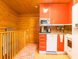 Ett kök eller pentry på Holiday Home Pyhäkoti a- karhu by Interhome