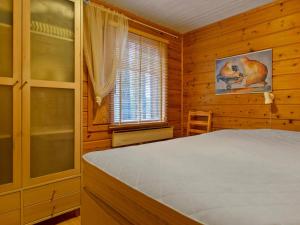 En eller flere senge i et værelse på Holiday Home Saukonpiilo 1 by Interhome