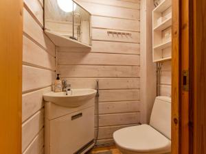 ein kleines Badezimmer mit Toilette und Waschbecken in der Unterkunft Holiday Home Saukonpiilo 1 by Interhome in Pyhätunturi