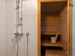 eine Sauna im Bad mit Dusche in der Unterkunft Holiday Home Saukonpiilo 1 by Interhome in Pyhätunturi + 3 Fotos