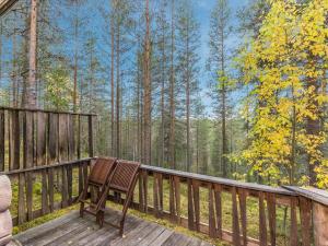 un ponte di legno con una sedia di legno su un portico di Holiday Home Munkero by Interhome a Pyhätunturi