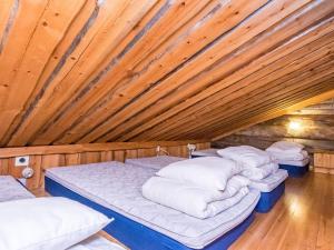 um quarto com 3 camas num tecto de madeira em Holiday Home Satukero a 2 by Interhome em Pyhätunturi