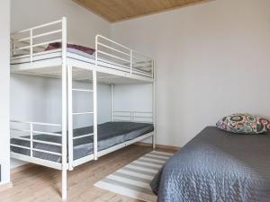 1 dormitorio con 2 literas y 1 cama en Holiday Home Holy rock by Interhome en Pyhätunturi
