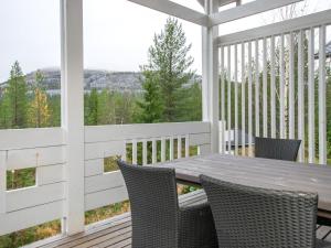 een afgeschermde veranda met een tafel en stoelen erop bij Holiday Home Tillikka by Interhome in Pyhätunturi