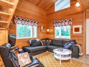 een woonkamer met een bank en een tafel bij Holiday Home Tillikka by Interhome in Pyhätunturi