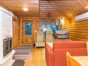 uma sala de estar com um sofá e uma lareira em Holiday Home Kuukkelin tupa 2 by Interhome em Pyhätunturi