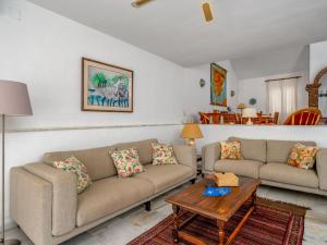 - un salon avec deux canapés et une table basse dans l'établissement Villa Luna by Interhome, à Sitio de Calahonda