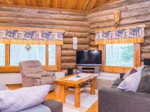Телевизор и/или развлекательный центр в Holiday Home Kiimaselän hovi- kettula by Interhome