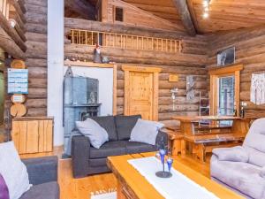 een woonkamer in een blokhut met houten wanden bij Holiday Home Kiimaselän hovi- kettula by Interhome in Pyhätunturi