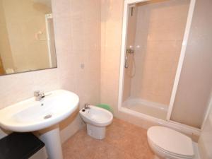 y baño con lavabo, aseo y ducha. en Apartment Riscos-2 by Interhome, en La Pineda