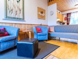 een woonkamer met twee blauwe stoelen en een bank bij Holiday Home Oivanpyhä c 10 by Interhome in Pyhätunturi