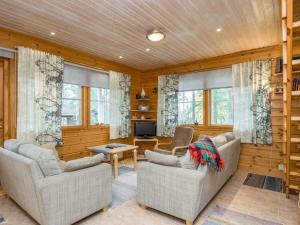 - un salon avec deux chaises et une télévision dans l'établissement Holiday Home Kuukkeli by Interhome, à Pyhätunturi