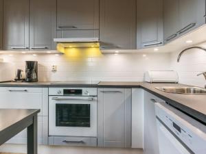 Virtuvė arba virtuvėlė apgyvendinimo įstaigoje Holiday Home Kultatunturi by Interhome