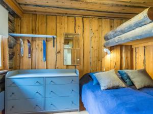 1 dormitorio con 1 cama azul y vestidor azul en Holiday Home Luppokero 2 by Interhome, en Pyhätunturi