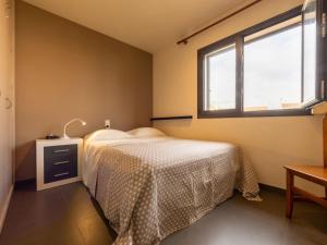 een slaapkamer met een bed en een raam bij Holiday Home La Barca by Interhome in Cambrils +18 foto's