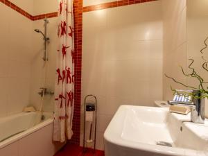 ein Badezimmer mit einem Waschbecken, einer Badewanne und einem WC in der Unterkunft Holiday Home Los Abuelos by Interhome in Cambrils
