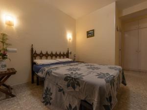 ein Schlafzimmer mit einem großen Bett in einem Zimmer in der Unterkunft Holiday Home Los Abuelos by Interhome in Cambrils