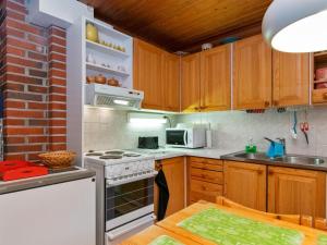 Kuchyň nebo kuchyňský kout v ubytování Holiday Home Pikku pyhis by Interhome