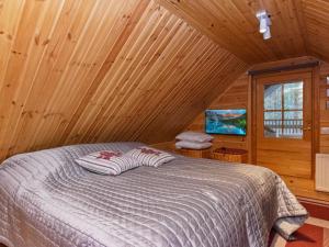 Postel nebo postele na pokoji v ubytování Holiday Home Pikku pyhis by Interhome