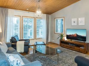 Et tv og/eller underholdning på Holiday Home Torvokoski by Interhome