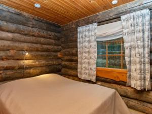 Schlafzimmer mit einem Bett und einem Fenster in der Unterkunft Holiday Home Joikupirtti a by Interhome in Pyhätunturi