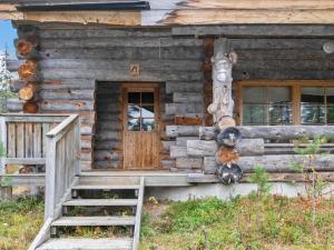Blockhaus mit Veranda und Tür in der Unterkunft Holiday Home Joikupirtti a by Interhome in Pyhätunturi