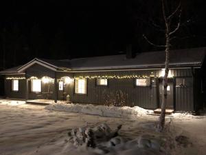 een huis met kerstverlichting 's nachts bij Holiday Home Torvokoski by Interhome in Karigasniemi