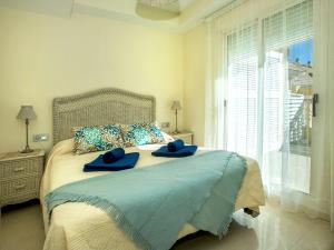 - une chambre avec un lit et des serviettes bleues dans l'établissement Apartment Denia Plaza Bonita by Interhome, à Dénia
