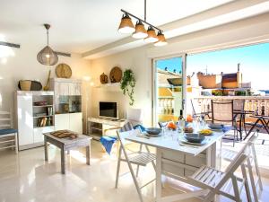 Il comprend une cuisine et un salon avec une table et des chaises. dans l'établissement Apartment Denia Plaza Bonita by Interhome, à Dénia