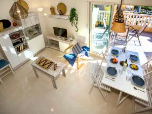 - un salon avec une table et des chaises blanches dans l'établissement Apartment Denia Plaza Bonita by Interhome, à Dénia