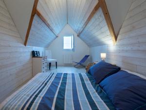 sypialnia z łóżkiem i biurkiem w pokoju w obiekcie Holiday Home La Plage by Interhome w mieście Denneville