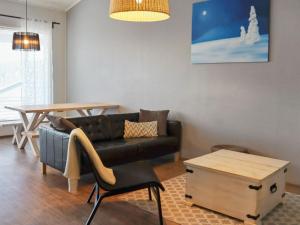 uma sala de estar com um sofá e uma mesa em Holiday Home Skivillas 78 - 4 by Interhome em Hyrynsalmi