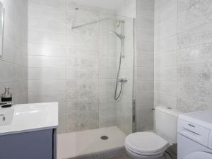 Koupelna v ubytování Apartment Saint Palais-7 by Interhome