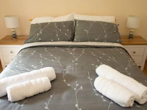 Llit o llits en una habitació de Apartment Flat 2 Keeper's Cottage by Interhome