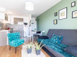 salon z kanapą i kuchnią w obiekcie Apartment Coutant-2 by Interhome w mieście Royan