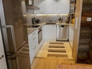Køkken eller tekøkken på Holiday Home Agenttimajat 1 by Interhome
