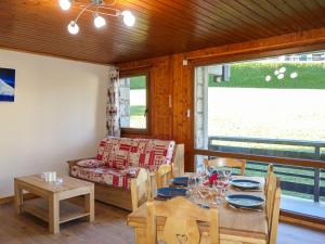 jadalnia ze stołem i kanapą w obiekcie Apartment Le Nerey-2 by Interhome w mieście Saint-Gervais-les-Bains