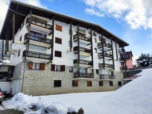 budynek z śniegiem przed nim w obiekcie Apartment Le Nerey-2 by Interhome w mieście Saint-Gervais-les-Bains